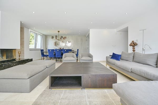 Großzügiges, modernes Wohnzimmer mit Essbereich