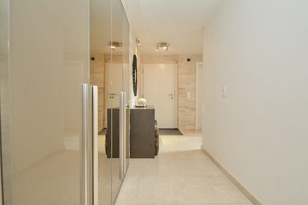 Moderner Flur mit Einbauschrank