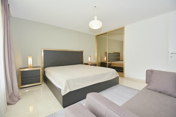 Schlafzimmer mit Doppelbett und Kleiderschrank