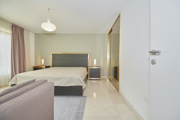 Schlafzimmer mit hellen, modernen Oberflächen
