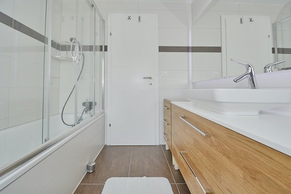 Modernes Badezimmer mit Badewanne und Holzwaschtisch