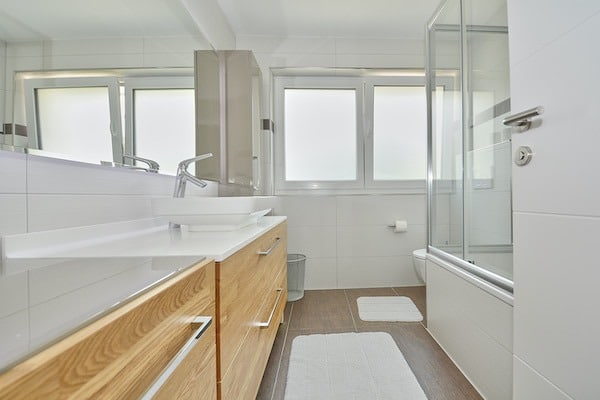 Modernes Badezimmer mit Wanne und Doppelwaschtisch