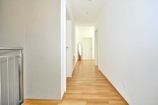 Heller Flur mit Holzboden