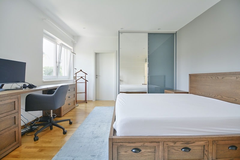 Helles Schlafzimmer mit Arbeitsplatz