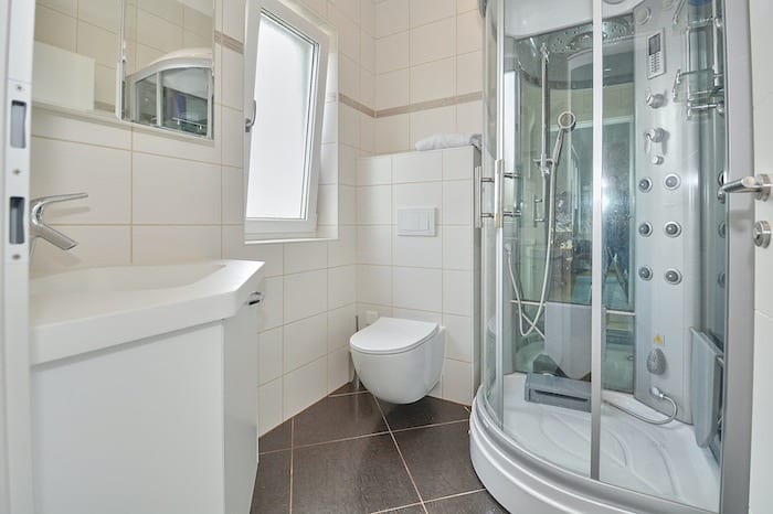 Kleines Badezimmer mit Dusche und WC