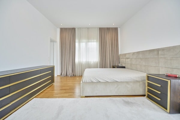Modernes Schlafzimmer mit großem Bett