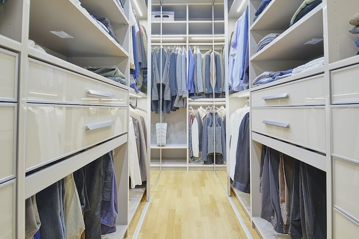 Ankleidezimmer mit Einbauschränken