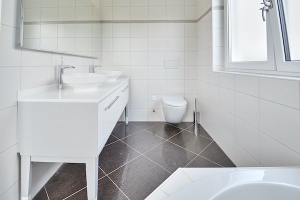 Modernes Badezimmer mit Doppelwaschtisch und WC