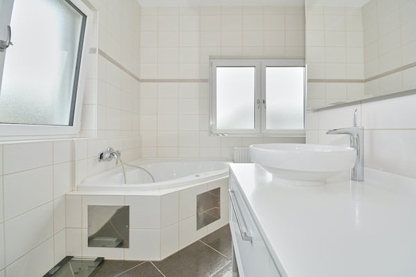 Helles Badezimmer mit Badewanne und Waschtisch