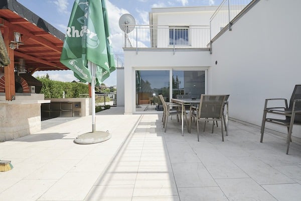 Dachterrasse mit Sitzgruppe und Grillbereich
