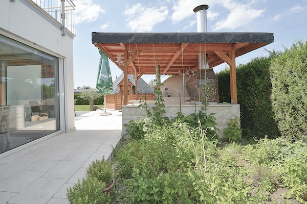 Außenbereich mit Grillpavillon und Garten