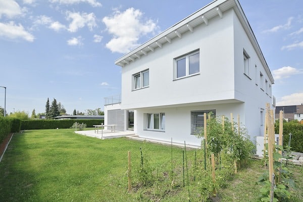Modernes Einfamilienhaus mit Garten