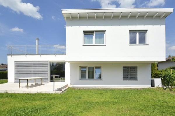Modernes weißes Einfamilienhaus mit Terrasse