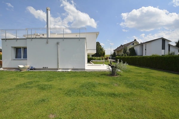 Moderner Garten mit Flachdachhaus