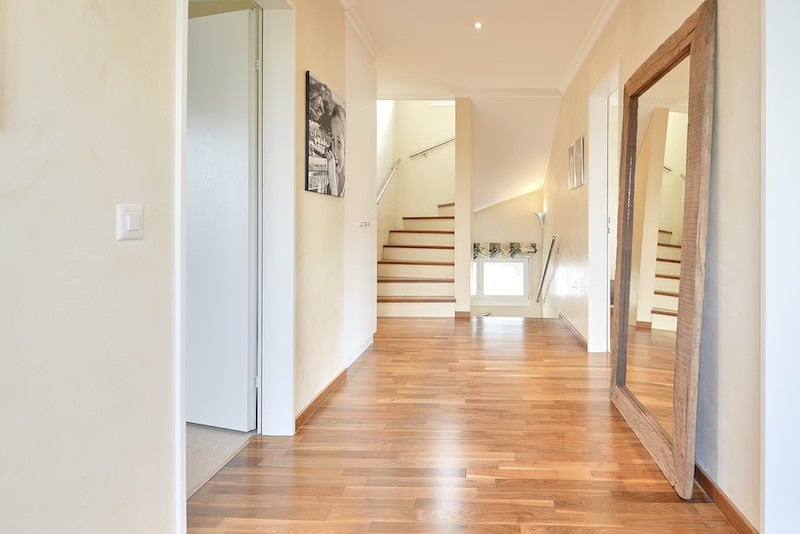 Heller Flur mit Treppe