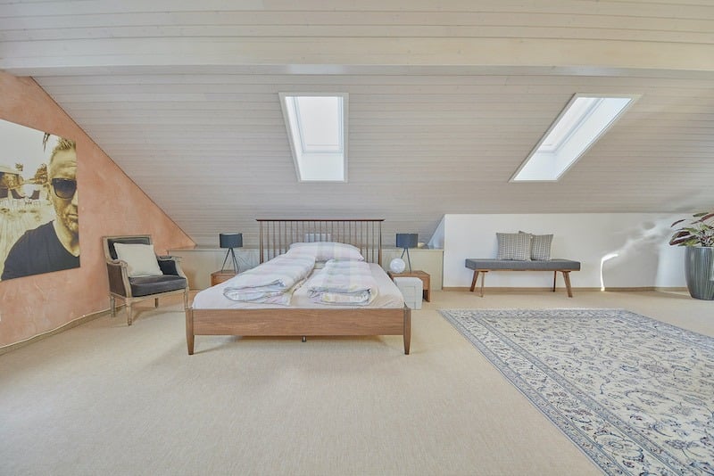 Helles Dachgeschoss-Schlafzimmer mit Galeriecharakter