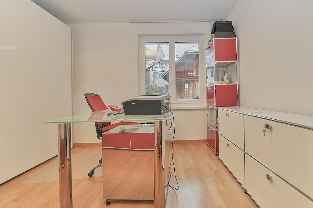 Modernes kleines Arbeitszimmer