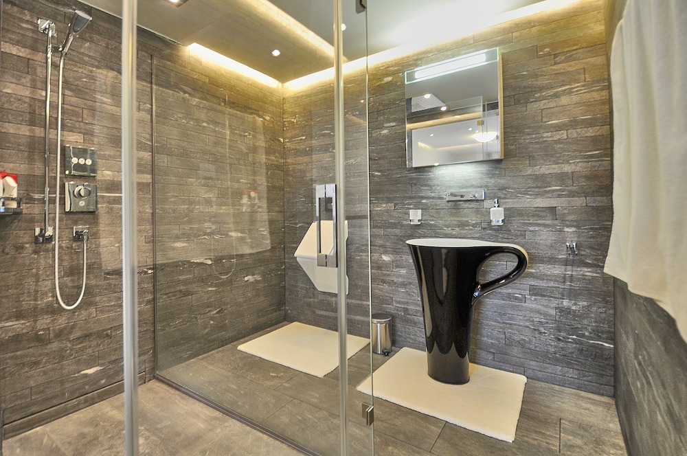 Modernes Badezimmer mit begehbarer Dusche