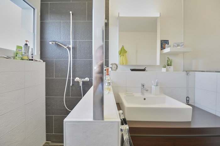 Modernes Badezimmer mit Dusche und Waschtisch