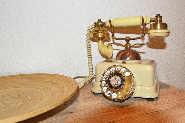 Vintage-Telefon auf Holzregal