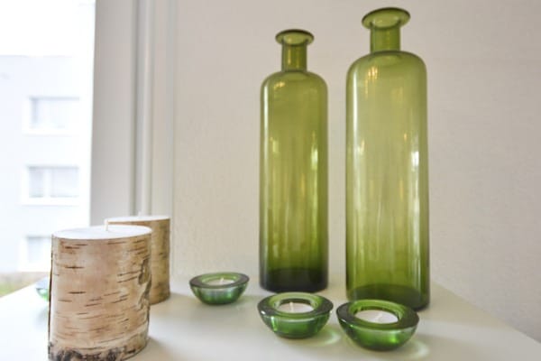 Dekorative Glasflaschen auf einer Ablage