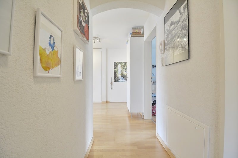 Heller Flur mit Kunstbildern