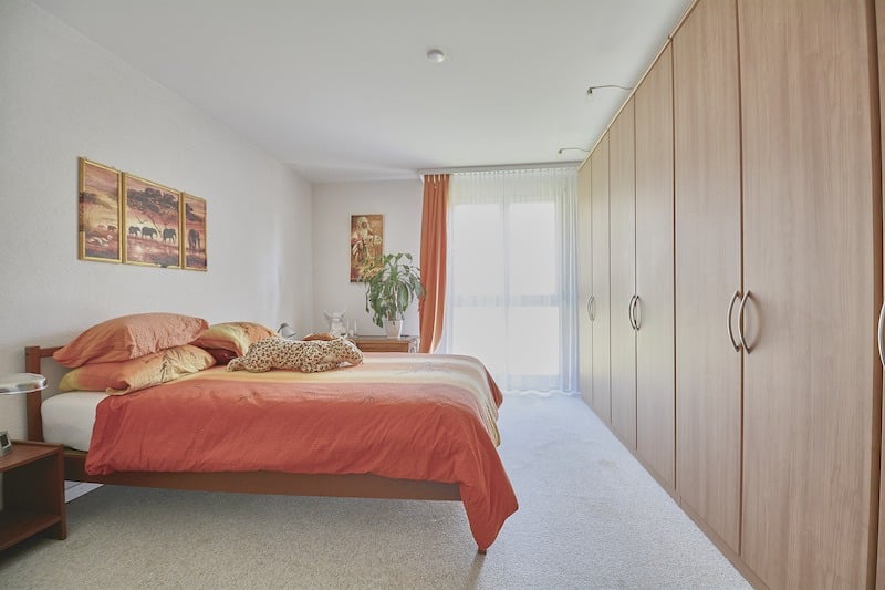 Helles Schlafzimmer mit großem Einbauschrank