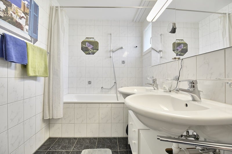 Helles Badezimmer mit Wanne und Doppelwaschtisch