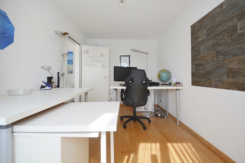 Arbeitszimmer mit Schreibtisch und Stuhl