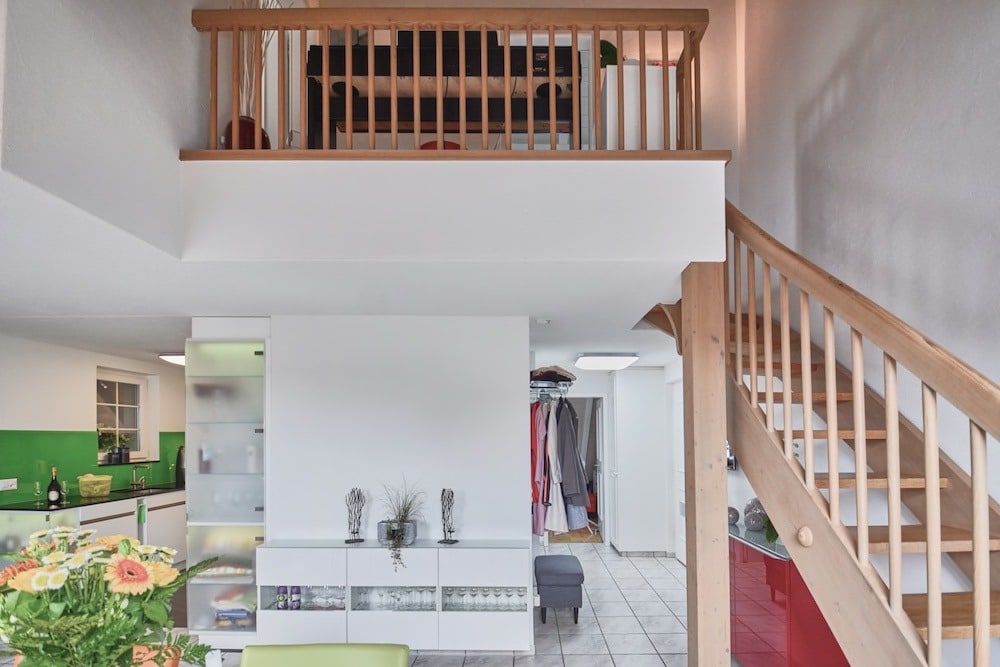 Offener Wohnbereich mit Treppe und Galerie