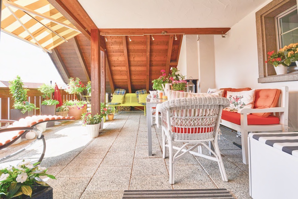Überdachte Dachterrasse mit Sitzgruppe
