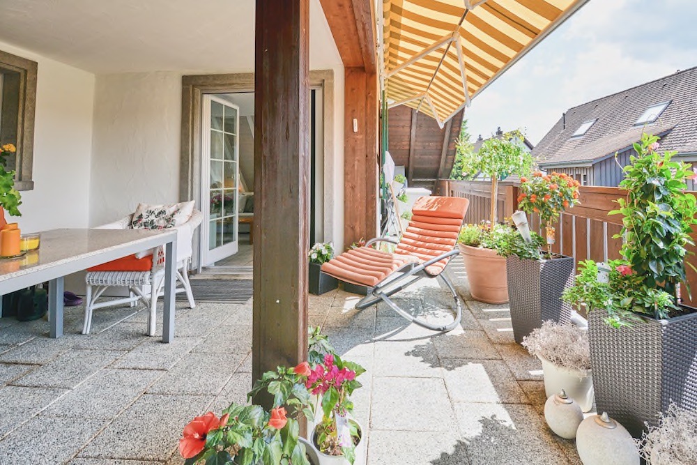 Terrasse mit Sitzbereich und Pflanzen