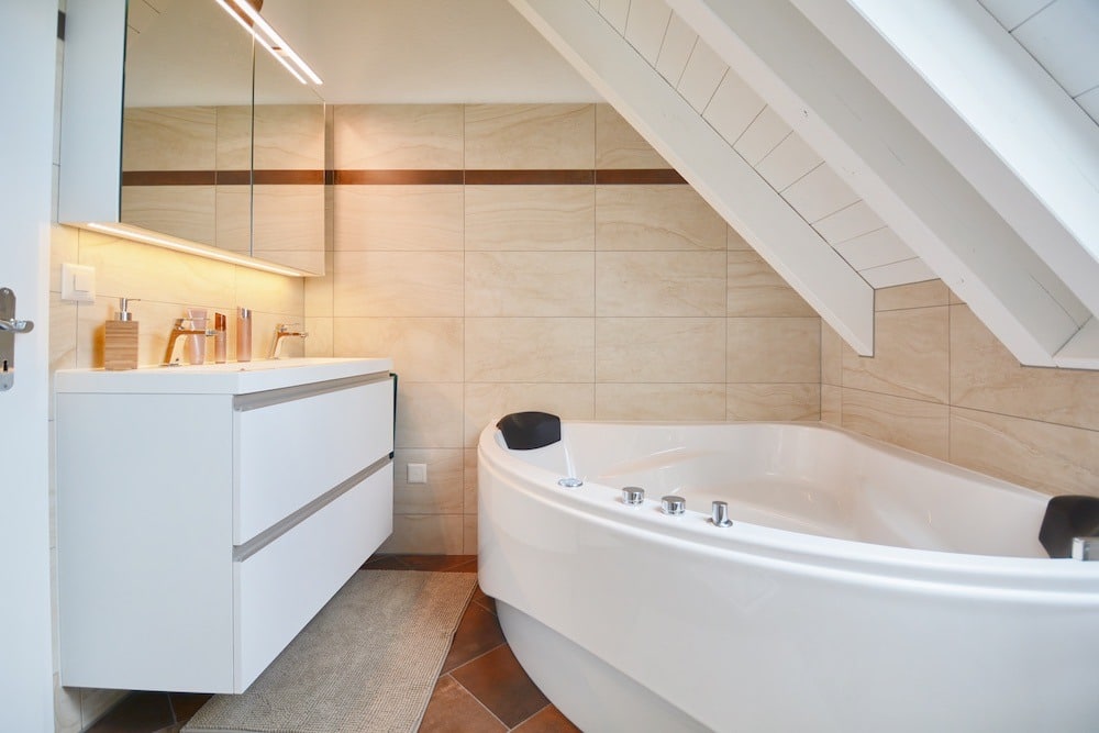 Dachbad mit Badewanne und Waschtisch