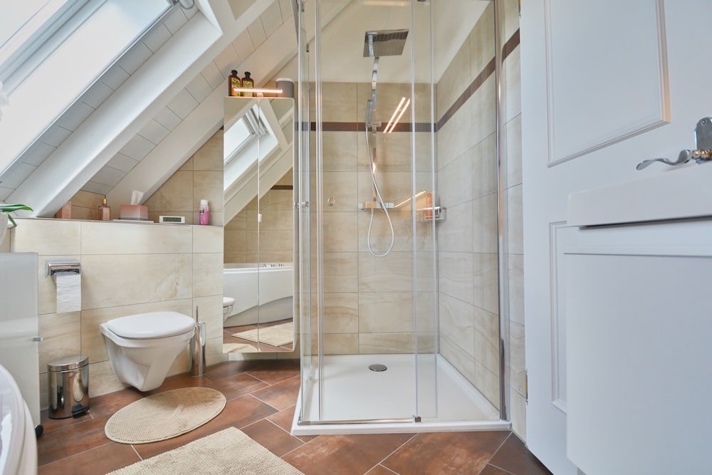 Dachbad mit Dusche und WC