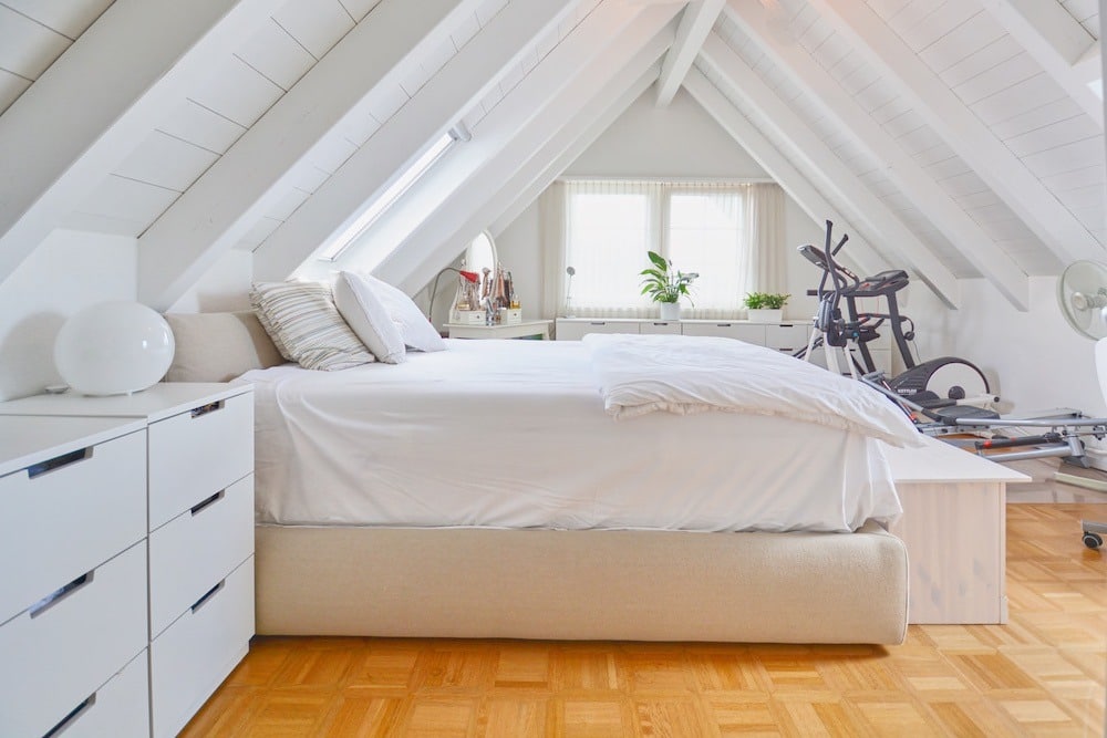 Dachgeschoss-Schlafzimmer mit Fitnessbereich
