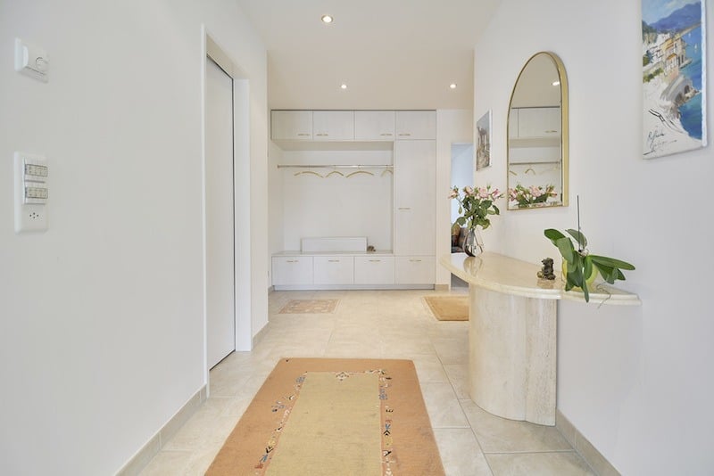 Heller Eingangsbereich mit Garderobe