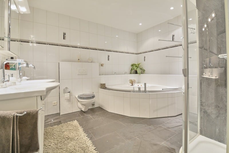 Modernes Badezimmer mit Eckbadewanne