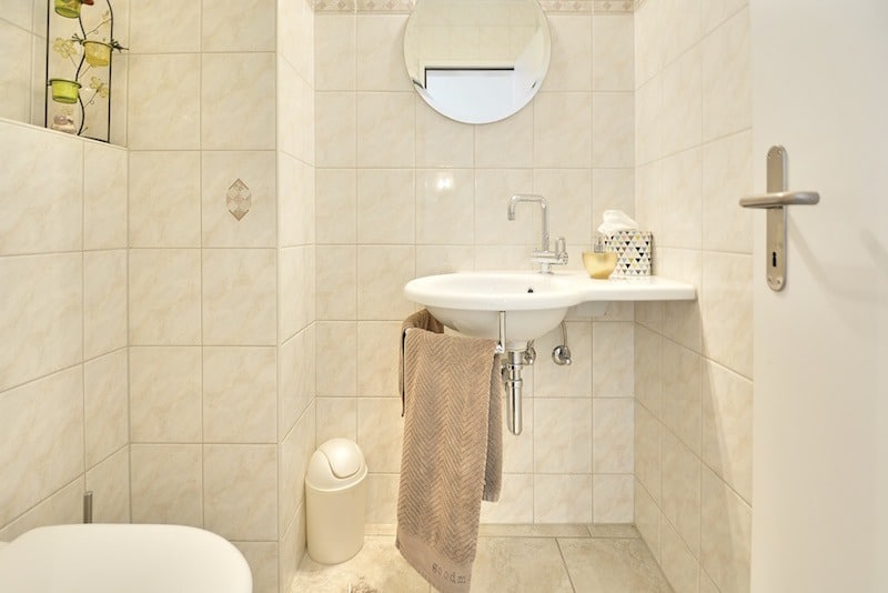 Helles kleines Badezimmer mit Wand-WC und Waschtisch