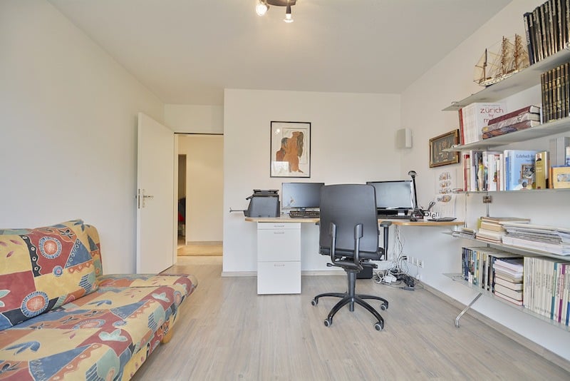 Arbeitszimmer mit Schreibtisch und Bücherregalen