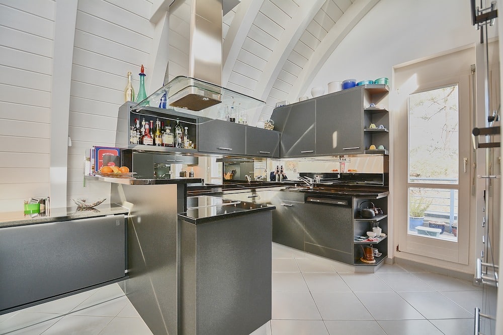 Moderne Dachgeschossküche mit dunklen Fronten