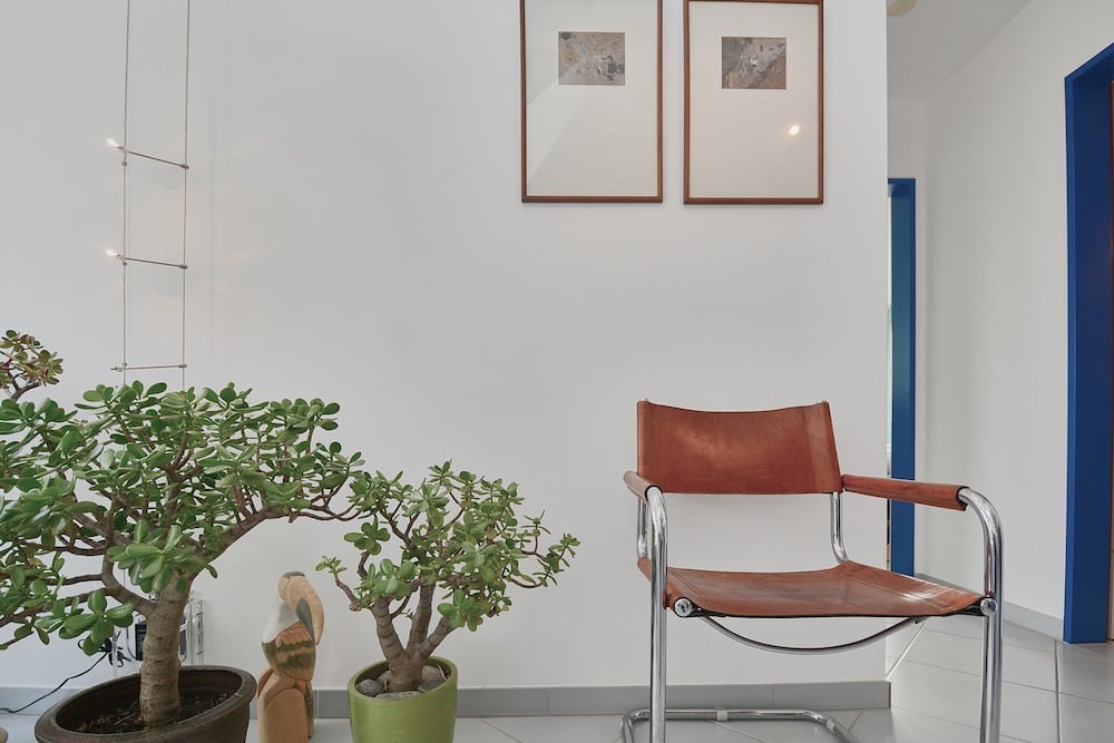 Moderner Flur mit Kunst und Stuhl