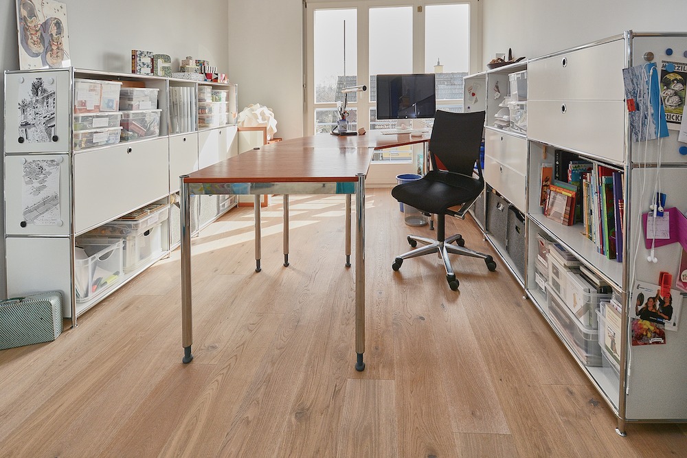 Arbeitszimmer mit Regalsystemen