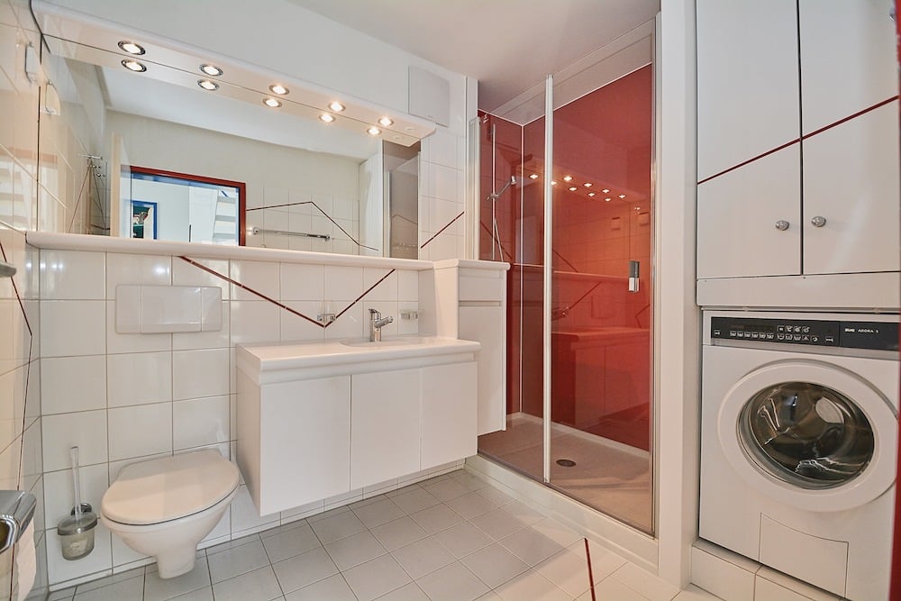 Modernes Badezimmer mit Dusche und Waschtisch