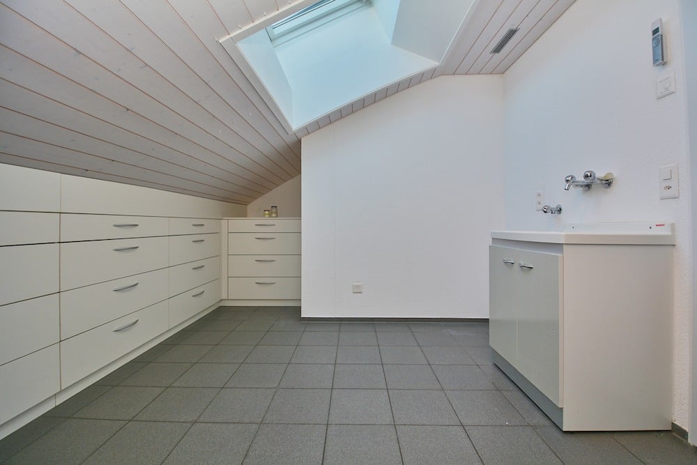 Waschküche mit Dachfenster