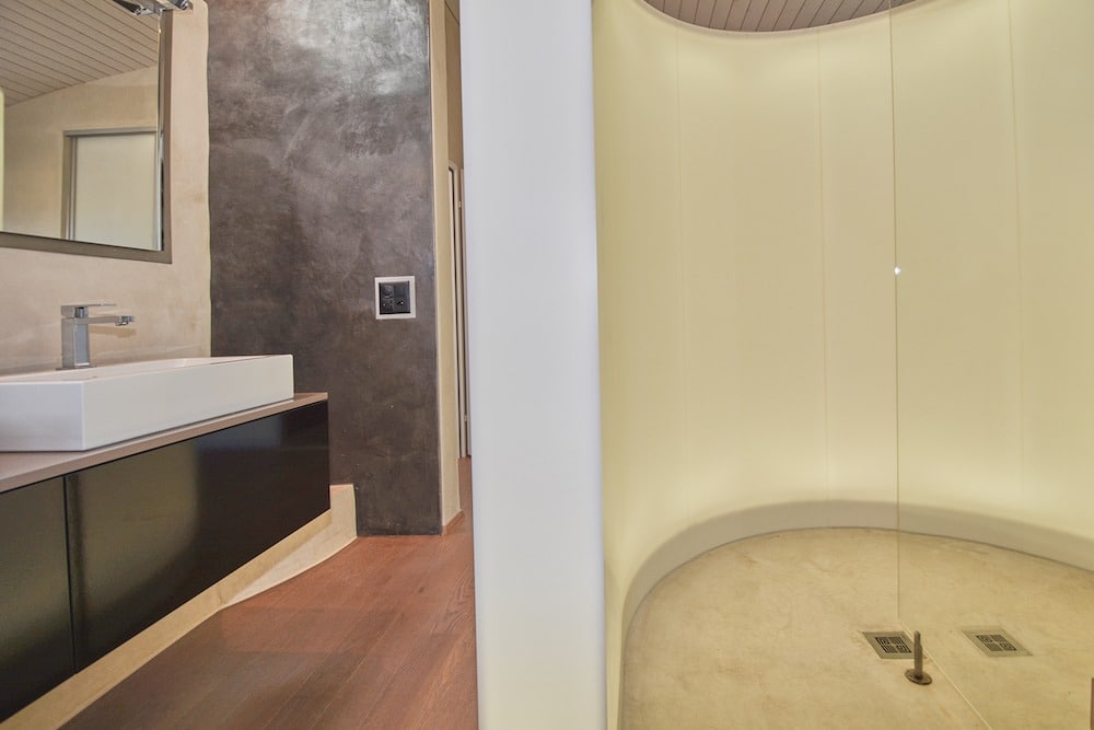 Modernes Bad mit begehbarer Dusche