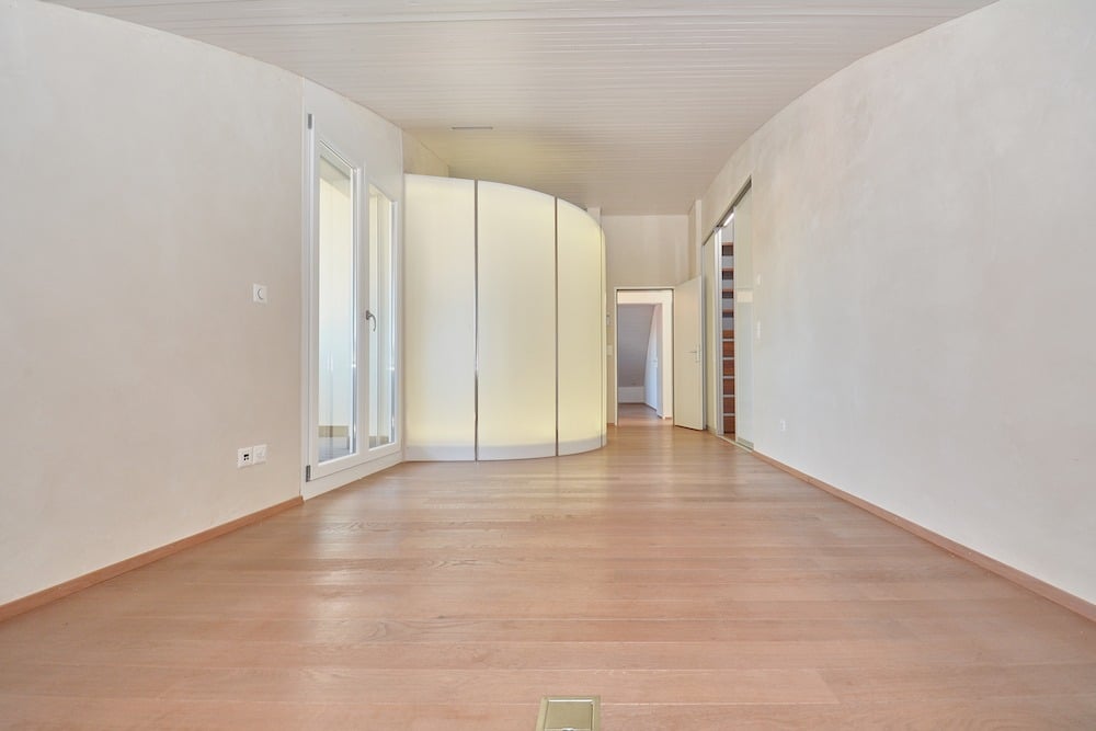 Heller leerer Flur mit Rundwand