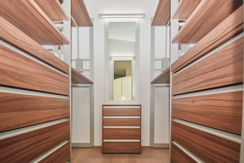 Begehbarer Kleiderschrank mit Holzdekor