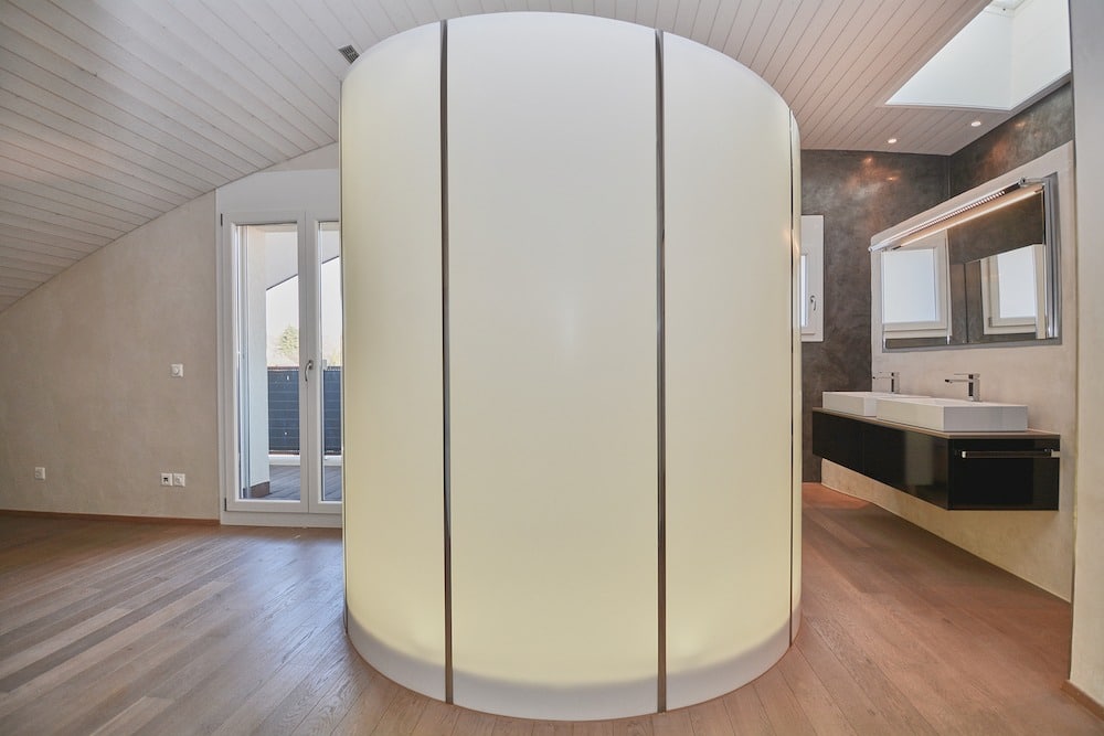 Modernes Badezimmer mit zentraler Rundstruktur