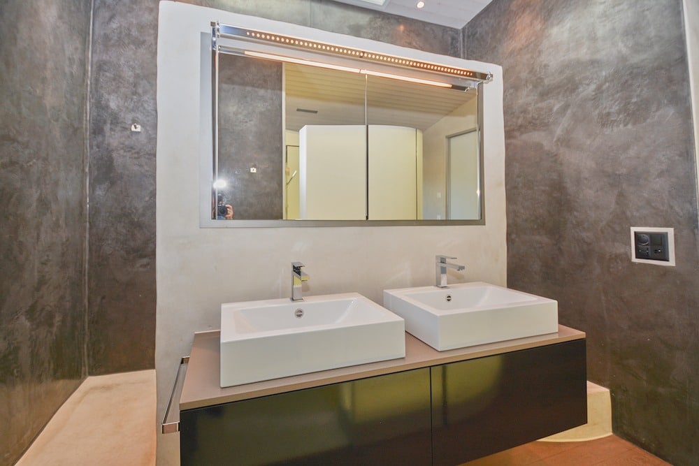 Modernes Badezimmer mit Doppelwaschtisch