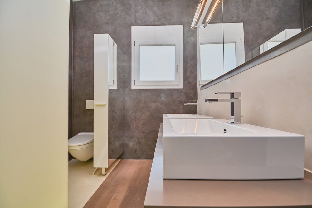 Modernes Gäste-WC mit Doppelwaschtisch